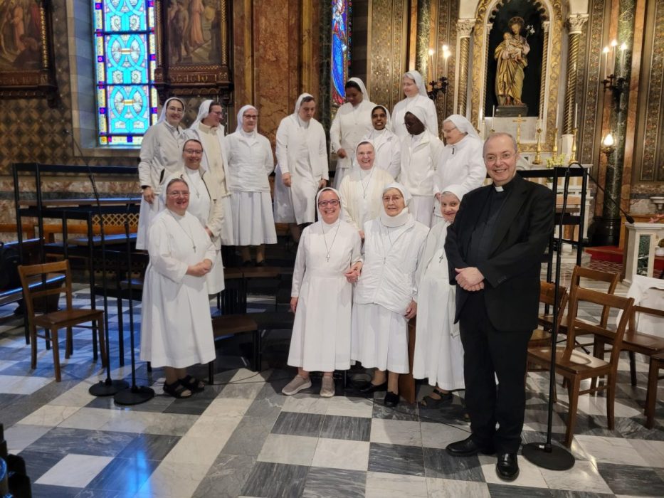 Mons. Frisina con le suore cottolenghine di Vita Apostolica della Corale Santa Cecilia