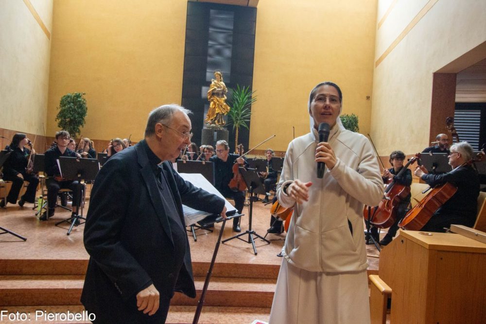 Mons. Frisina e Suor Lucia Mossucca nella chiesa del Santo Volto
