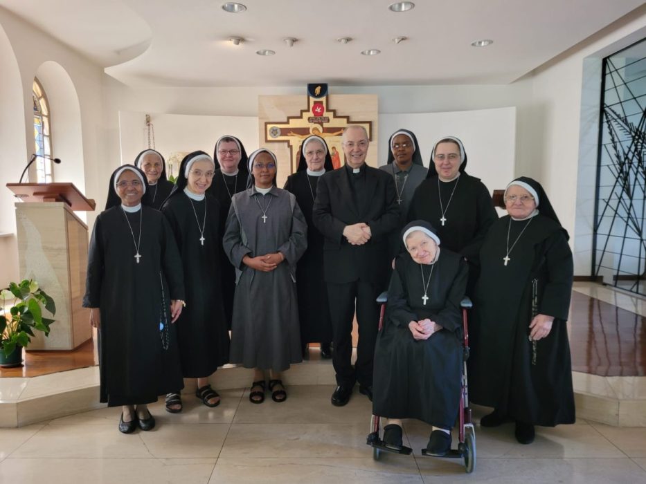 Mons. Frisina con le Suore del Monastero Cottolenghino San Giuseppe 